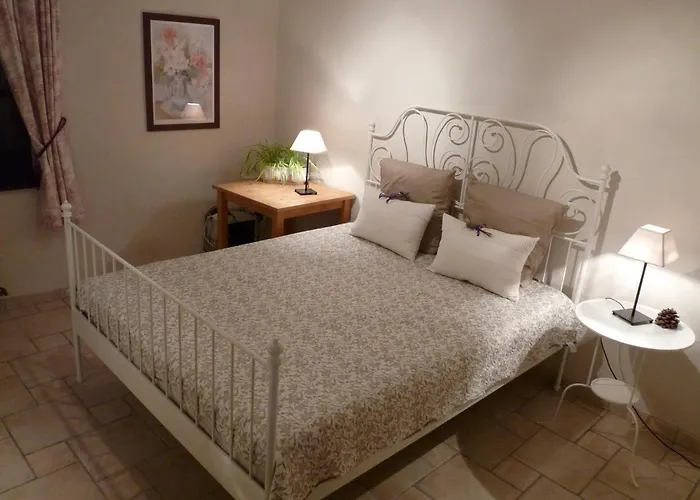 Saint Laurent 1330 Chemin De Saint Laurent *